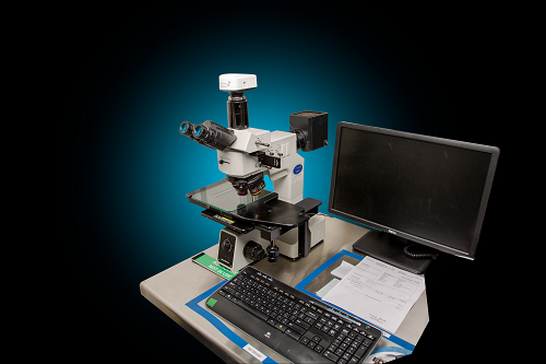 图 3: MIL-PRF-13830B 只需要对光学元件进行肉眼检测，ISO 10110-7则要求使用差示干涉对比 (DIC) 显微镜等技术进行尺寸分析