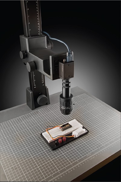 Figure 3: A 50mm fixed focal length lens paired with approximately 70mm extension length, yielding a 1.25X magnification at a 33mm working distance.
